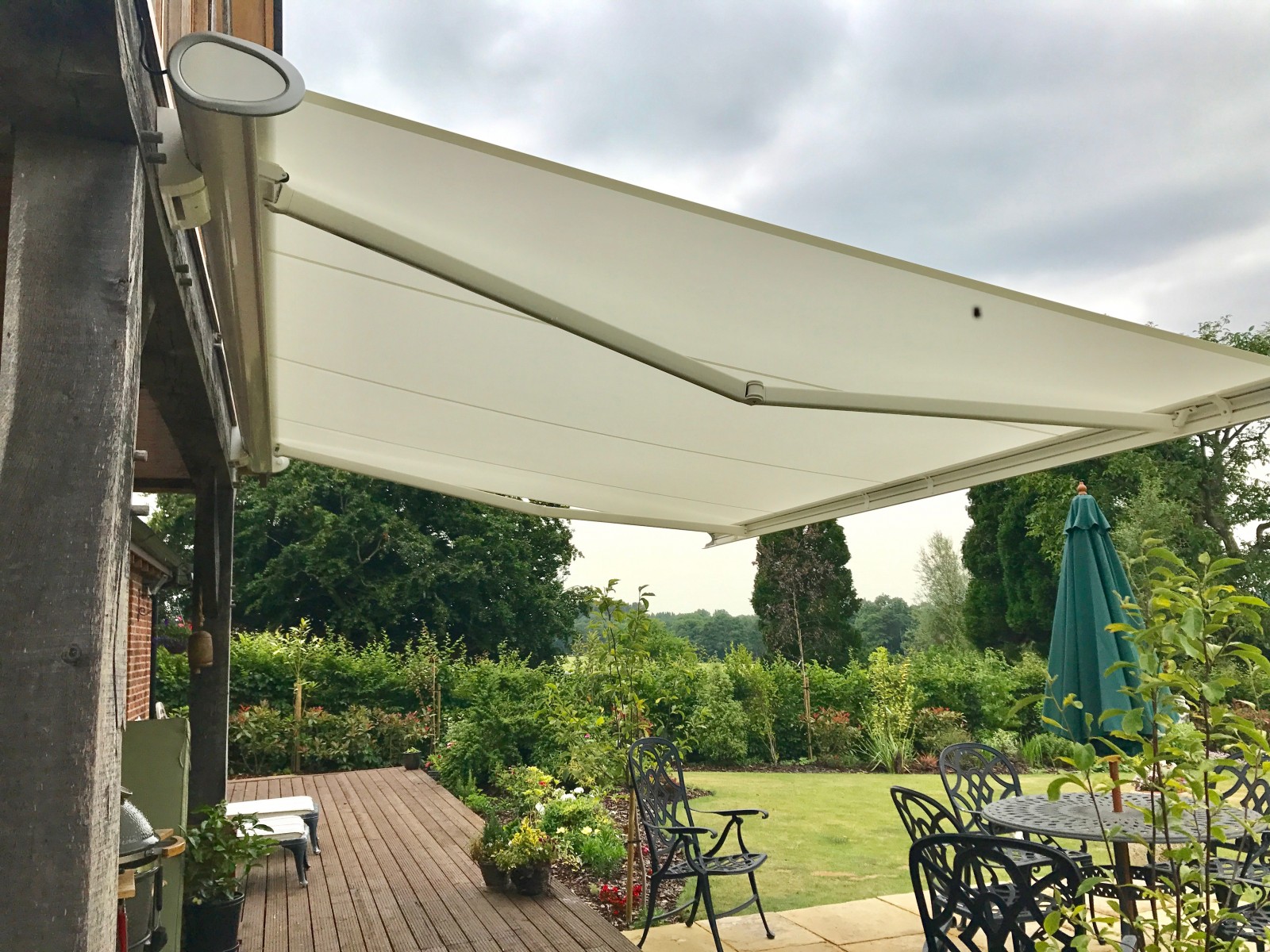 Pros and Cons of Garden Awnings